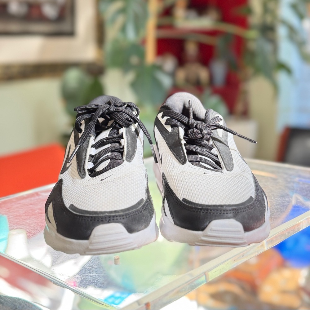 Nike Air sneakers. Women’s 7.5.